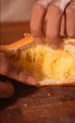 Bánh mì gà phô mai